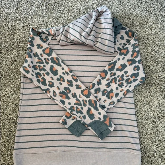 Maurice’s women’s hoodie new with tags size medium - Picture 2 of 8